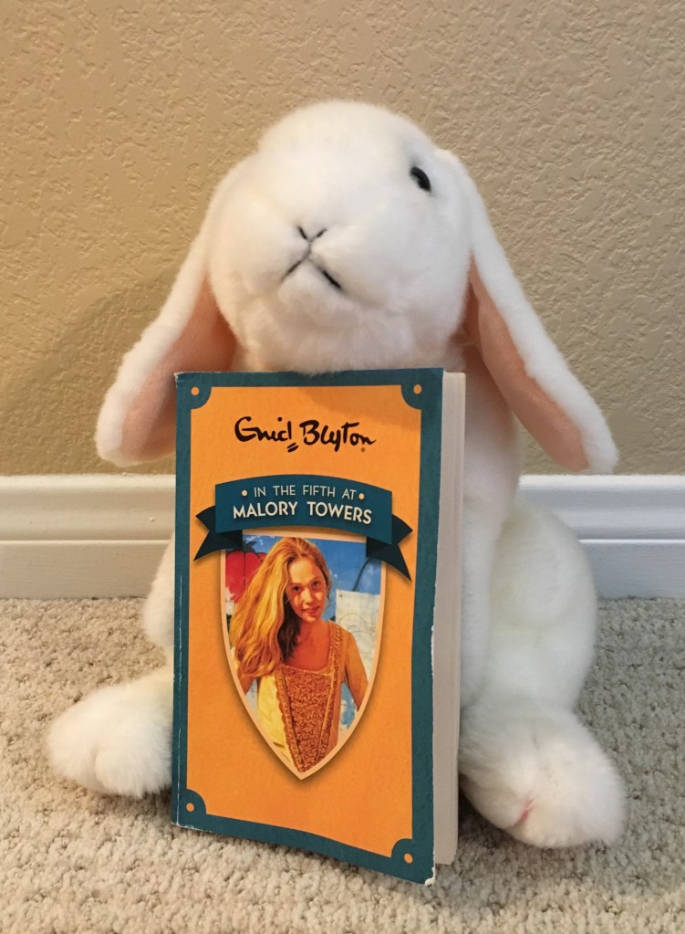 Marshmallow reviews In the Fifth at Malory Towers by Enid Blyton.